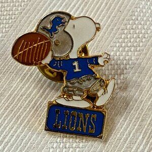 Vintage Peanuts Snoopy Collectible Enamel pin / brooch NFL Football Lions 1 "